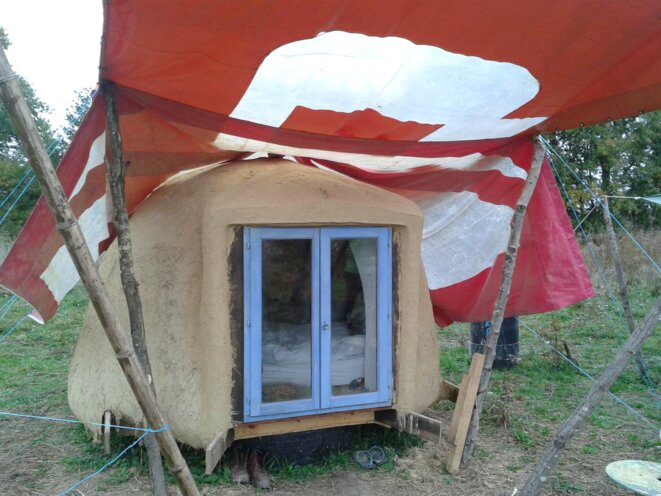 Une cabane auto-construite du campement de la Belichroute (JL) Une cabane auto-construite du campement de la Belichroute (JL)